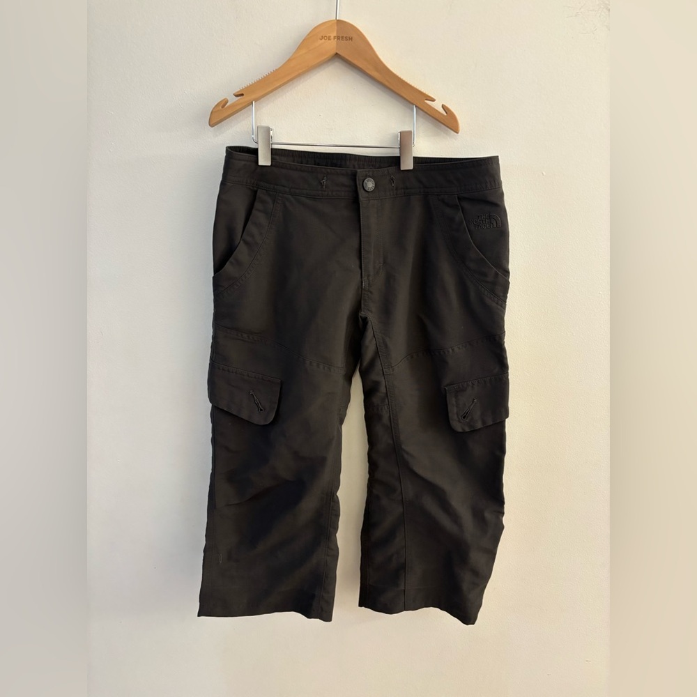 The North Face Dark Gray Cropped Womenβs Cargo Pants, Size 4, Hiking Outdoors